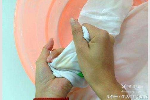 牛仔衣服领子发黄如何清洗,白衣服领子黄了怎么清洗