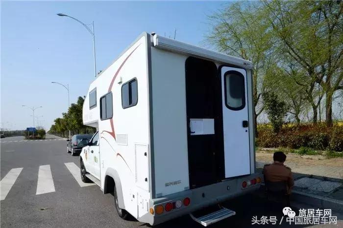 上汽大通t70单排皮卡升顶房车价格,猛禽f750越野皮卡牵引超大型房车