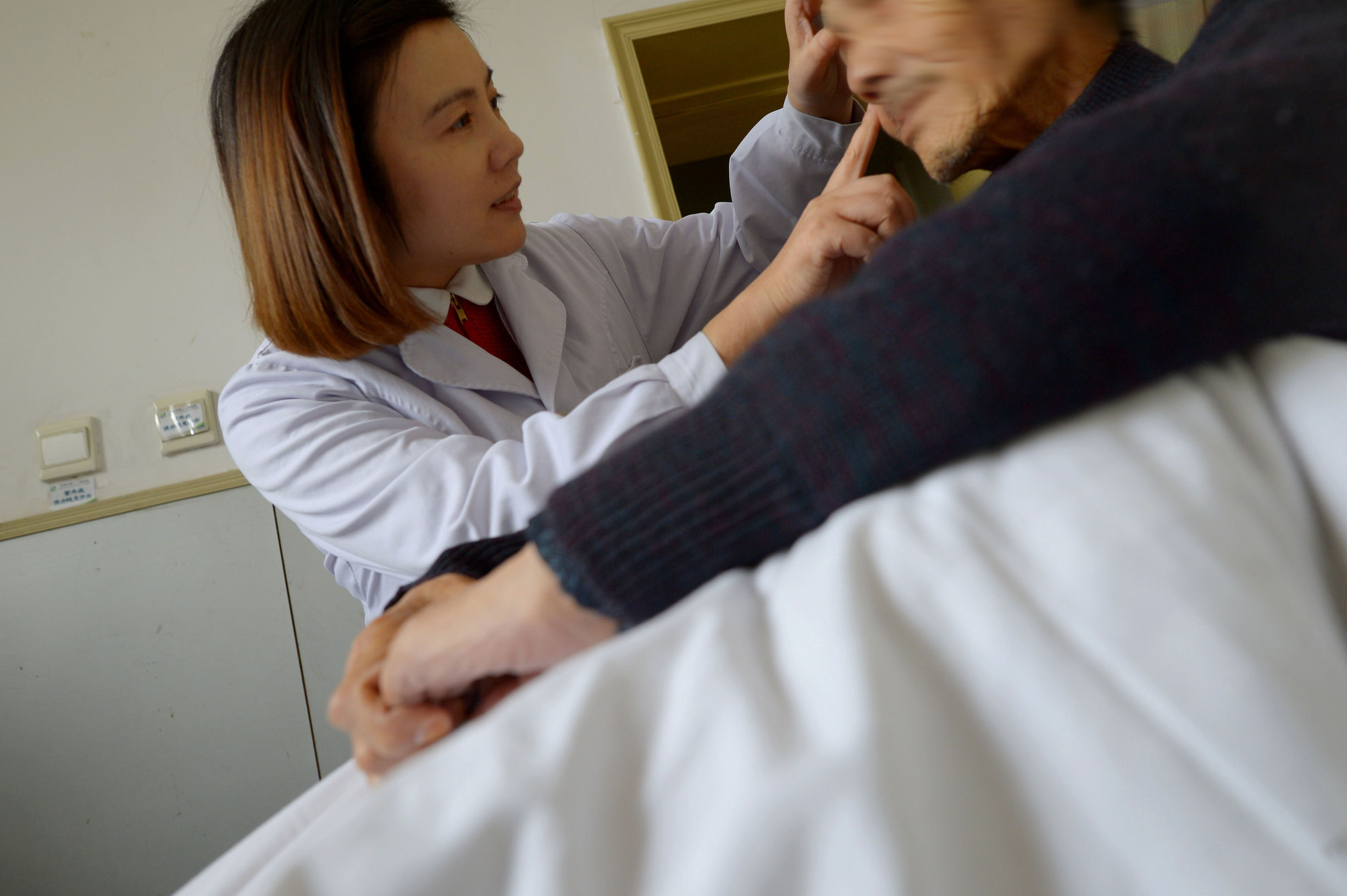 走近医护人员的日常,防治艾滋从年轻开始