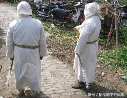 孝子持哭丧棒,出殡孝子手中的哭丧棒