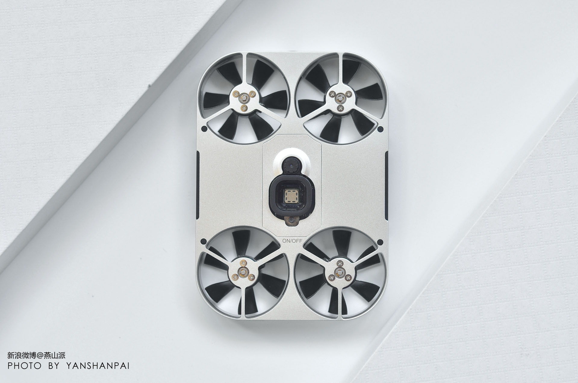 可以放在兜里的大型无人机,藏在手机里的无人机