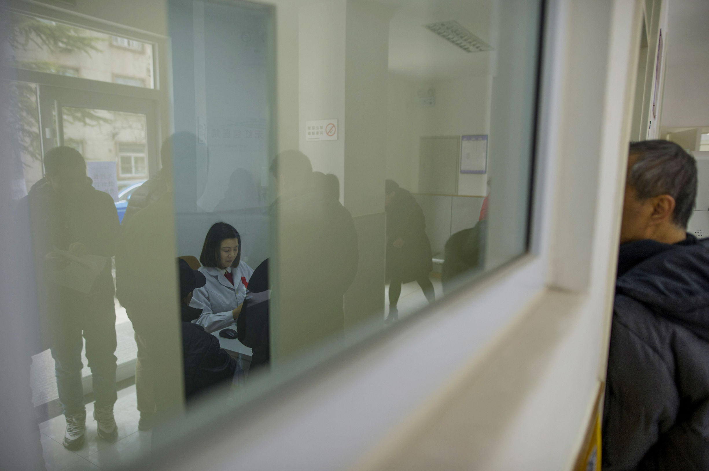 走近医护人员的日常,防治艾滋从年轻开始