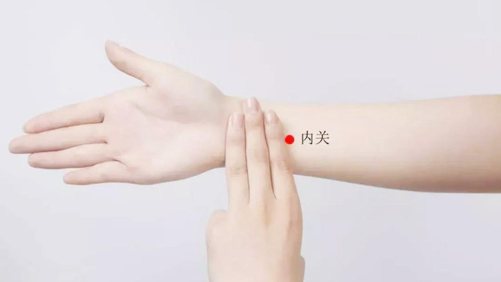 怀孕初期感觉恶心不呕吐没食欲,怀孕初期恶心呕吐但有褐色分泌物