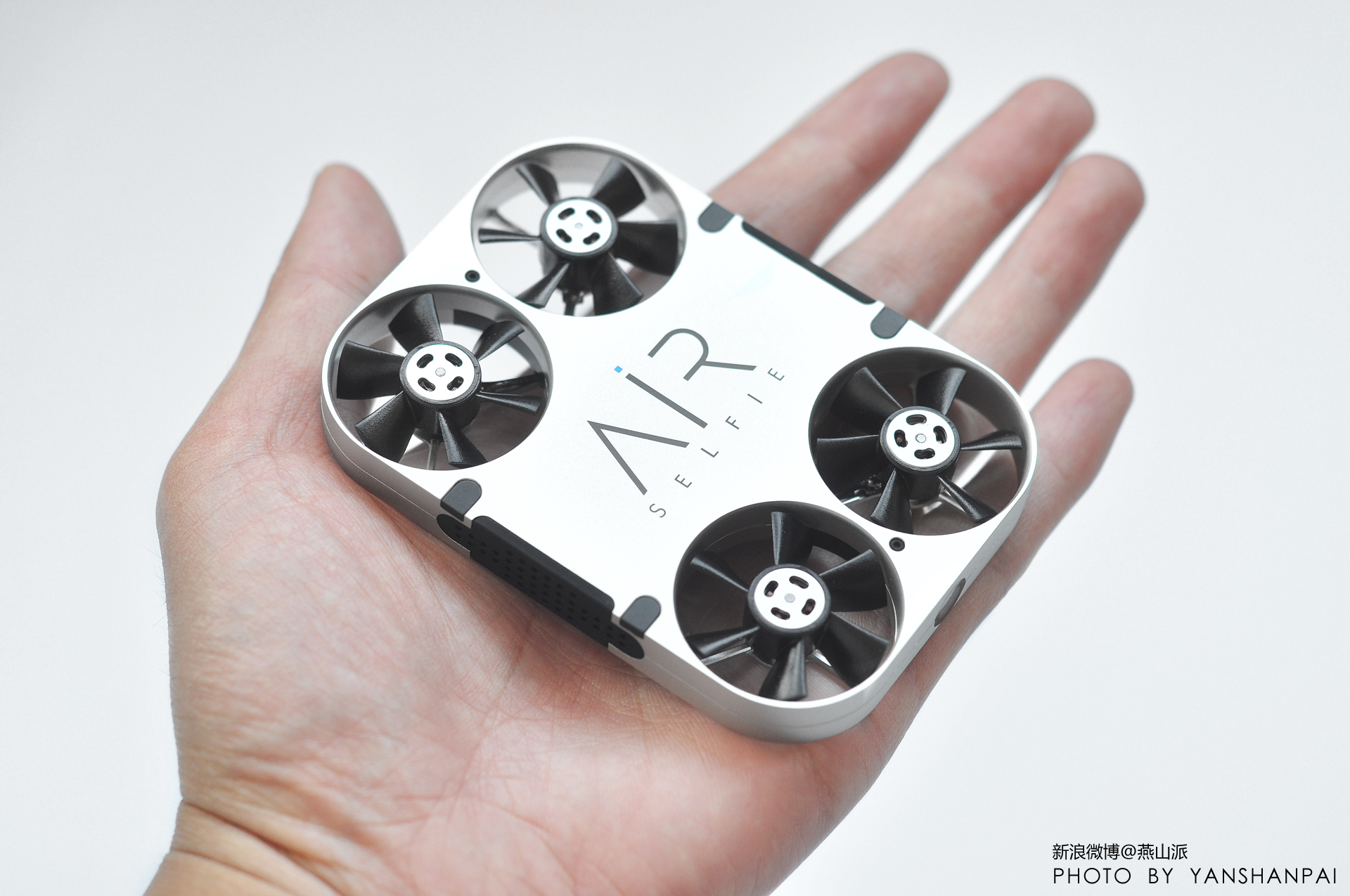 可以放在兜里的大型无人机,藏在手机里的无人机