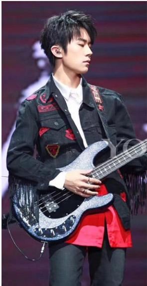 易烊千玺嘴唇下的两个疙瘩是什么,易烊千玺嘴唇下面两个疙瘩