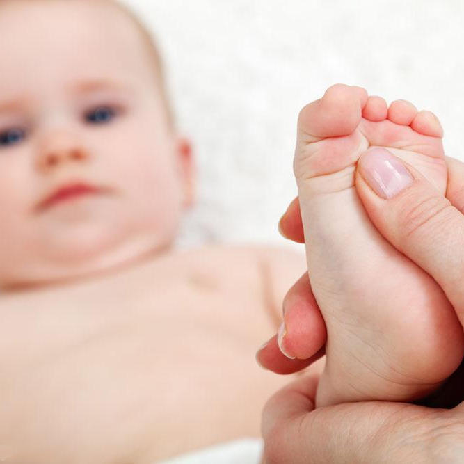 宝宝脚有点大是什么原因,宝宝脚一个大一个小怎么回事