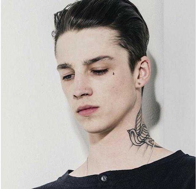 易烊千玺嘴唇下的两个疙瘩是什么,易烊千玺嘴唇下面两个疙瘩