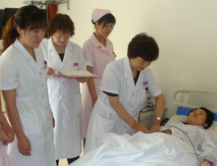 产妇产下6胞胎却遭丈夫抛弃,产妇生下宝宝后却没能抢救过来