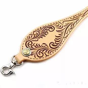 产品数量位居日本皮具界NO.1，这个画风不同的品牌文化糅合的结果