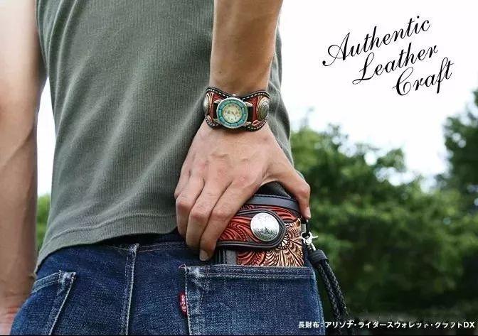 产品数量位居日本皮具界NO.1，这个画风不同的品牌文化糅合的结果