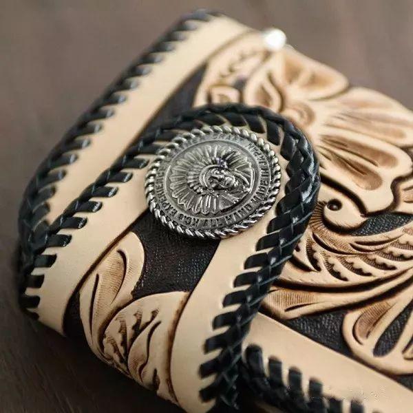 产品数量位居日本皮具界NO.1，这个画风不同的品牌文化糅合的结果