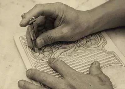 产品数量位居日本皮具界NO.1，这个画风不同的品牌文化糅合的结果