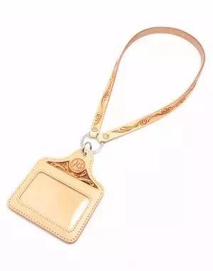 产品数量位居日本皮具界NO.1，这个画风不同的品牌文化糅合的结果