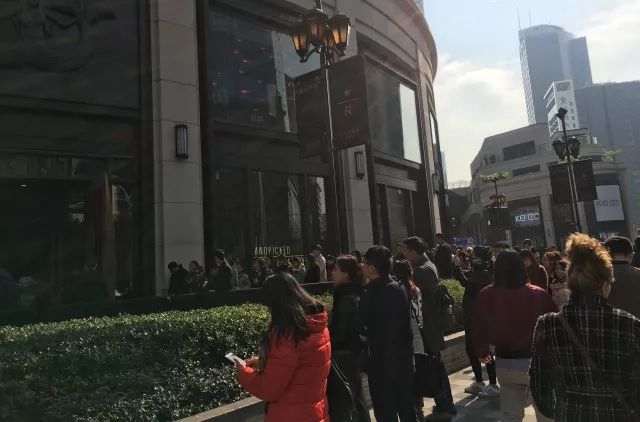 上海新网红！星爸爸全球最大烘焙工坊开业第一天，队伍长到害怕