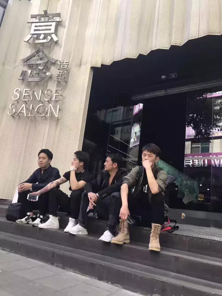 这个借李宇春、张靓颖出名的成都发型师说：美发不是暴利行业