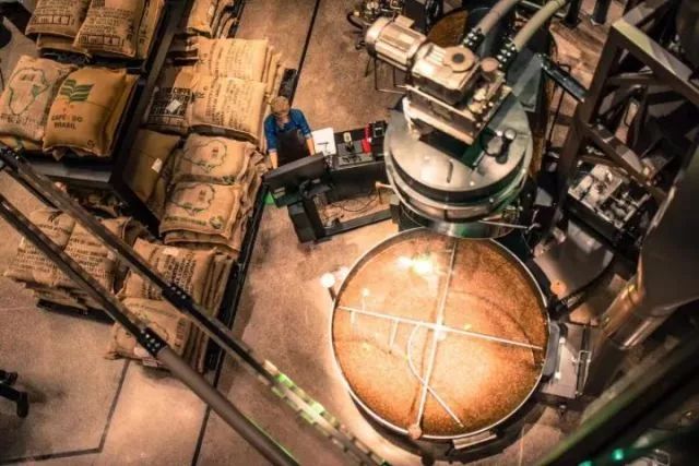 上海新网红！星爸爸全球最大烘焙工坊开业第一天，队伍长到害怕