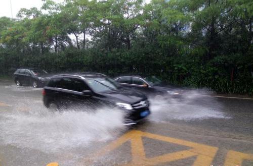 车内积水了咋办？手把手教你安全应对