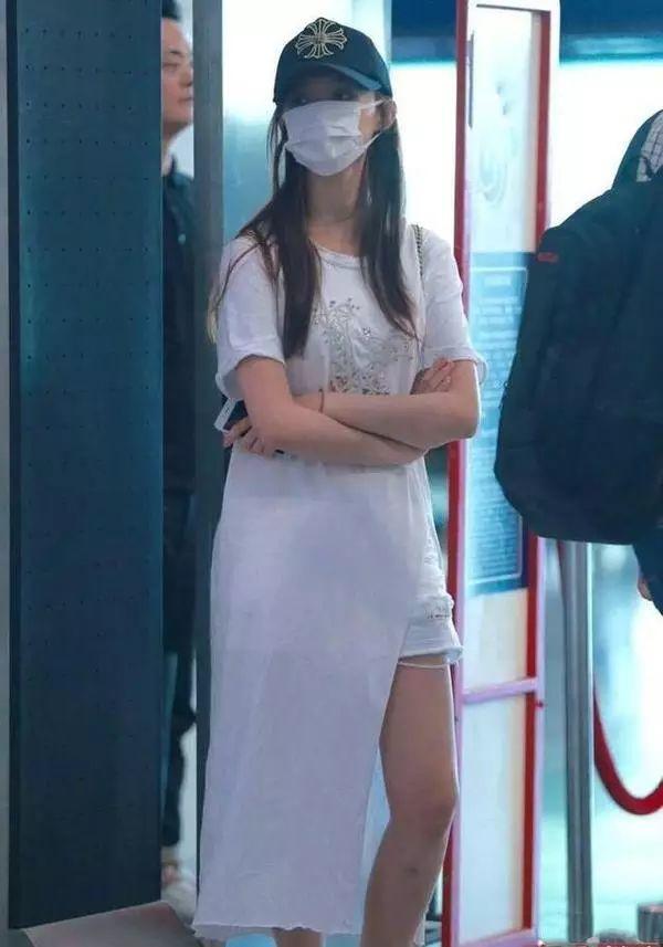 林允个性拼接穿搭 (林允穿香奈儿羽绒服亮相)