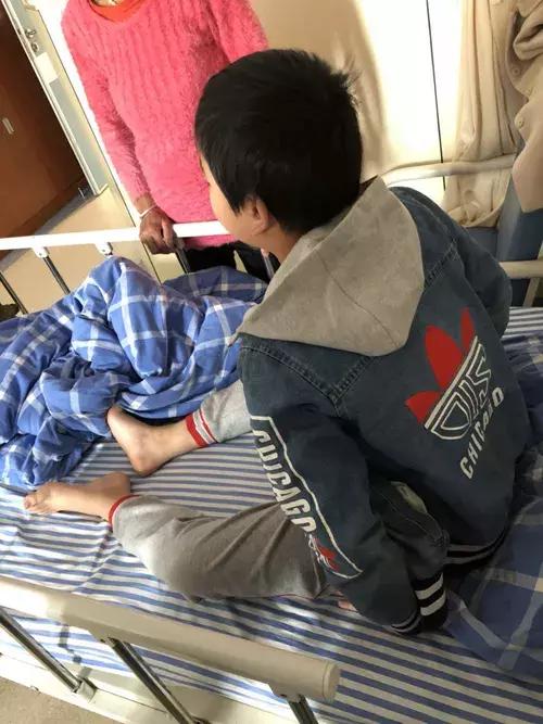 11岁儿子被同学划伤头，爸爸冲到学校打断同学鼻梁！