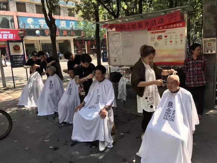 这个借李宇春、张靓颖出名的成都发型师说：美发不是暴利行业