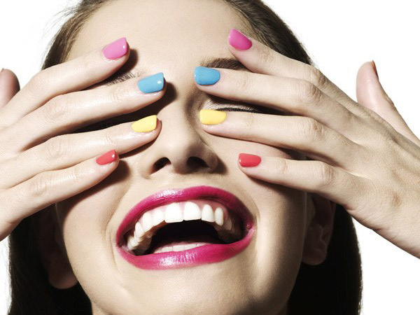 怎么才能让指甲油干得更快,指甲油干了怎么洗掉最快方法