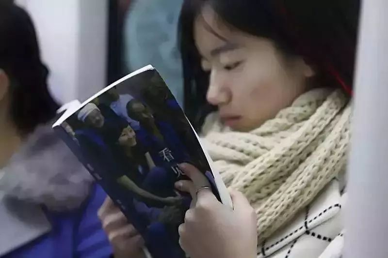 今天，我在挤爆了的郑州地铁1号线上，织了一件毛衣……