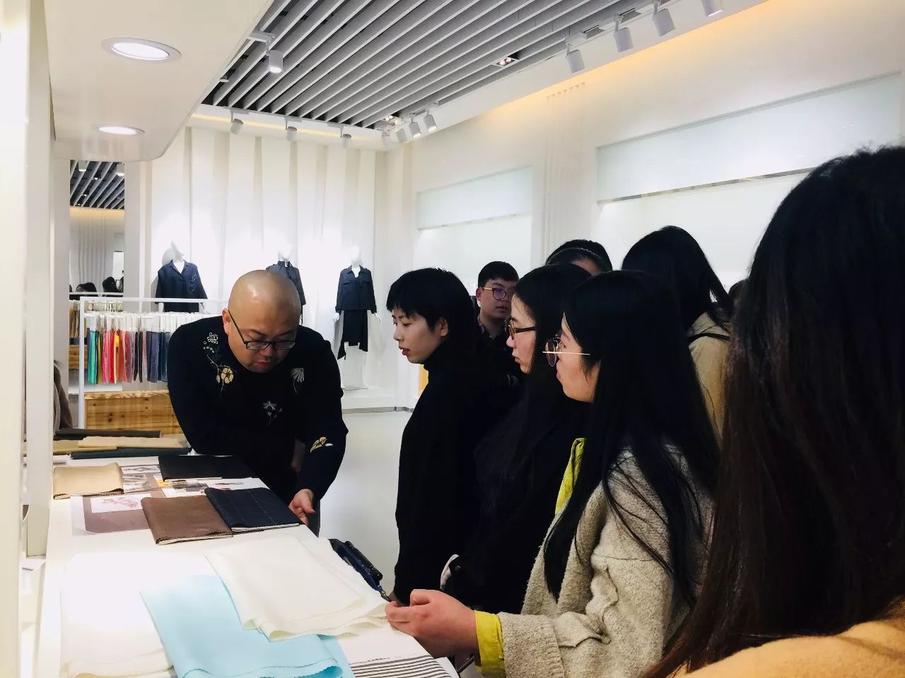 用衣服辅料做创意时装,有哪些面料衣服舒服又好看