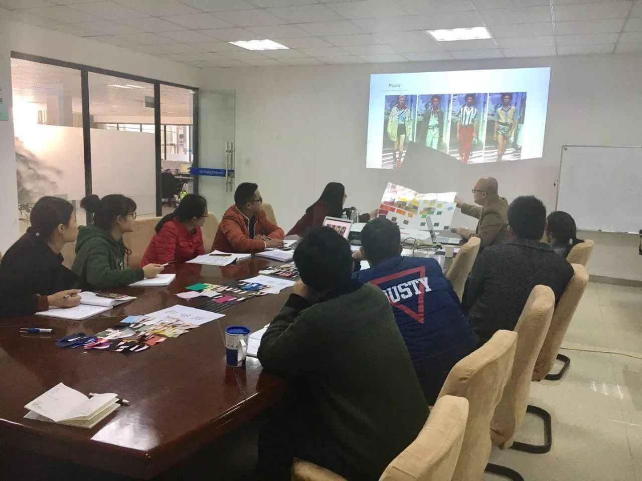 用衣服辅料做创意时装,有哪些面料衣服舒服又好看