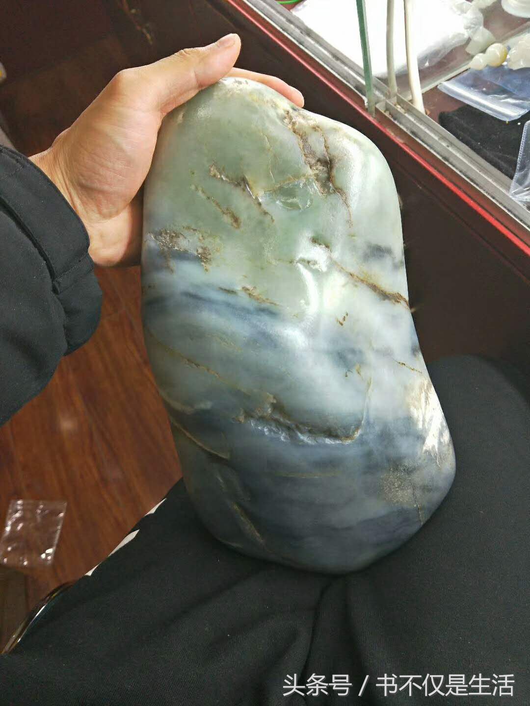 与您分享纯天然玉石原石的魅力,分享精品和田玉青花籽料把玩件