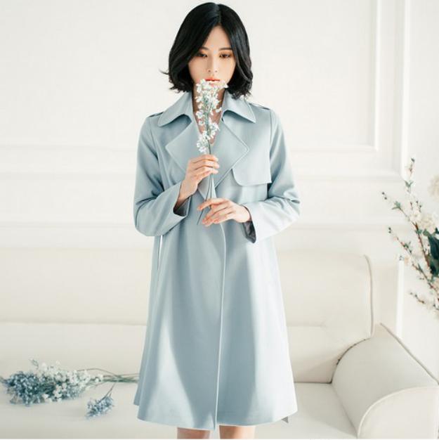 飘逸之美演绎得淋漓尽致,勾勒迷人轻奢风衣