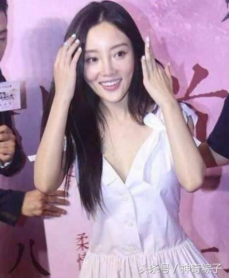 李小璐笑容满面心情大好,李小璐面露微笑