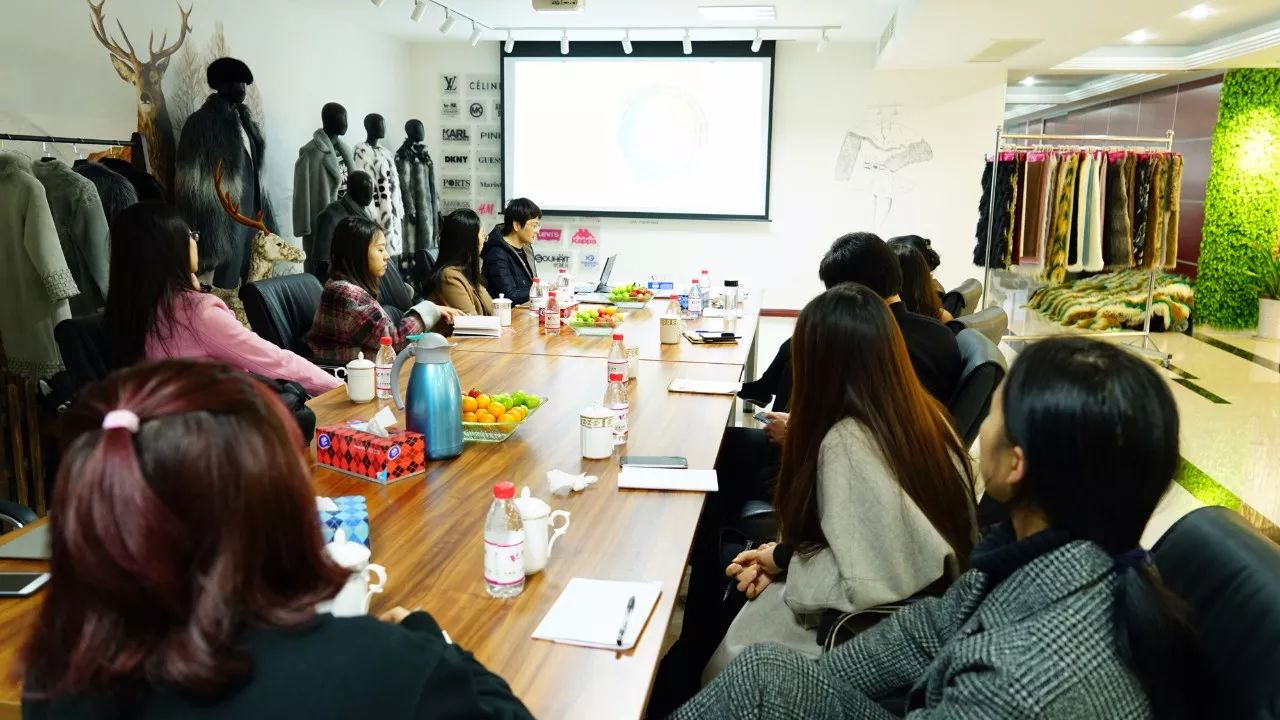 用衣服辅料做创意时装,有哪些面料衣服舒服又好看