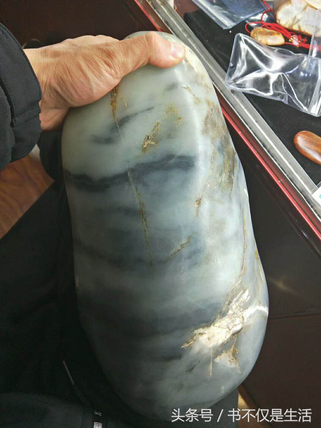 与您分享纯天然玉石原石的魅力,分享精品和田玉青花籽料把玩件