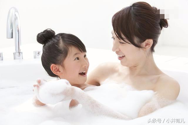 洗澡时女儿问：“你的身体怎么跟我的不一样”，宝妈怎么答