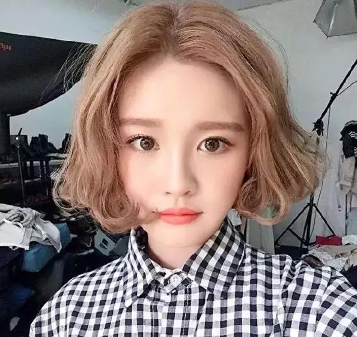 圆脸妹短发显瘦发型设计,圆脸适合什么发型减龄又显瘦