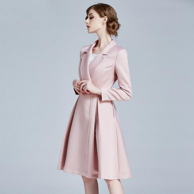 飘逸之美演绎得淋漓尽致,勾勒迷人轻奢风衣