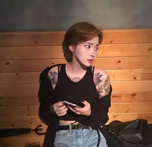 圆脸妹短发显瘦发型设计,圆脸适合什么发型减龄又显瘦