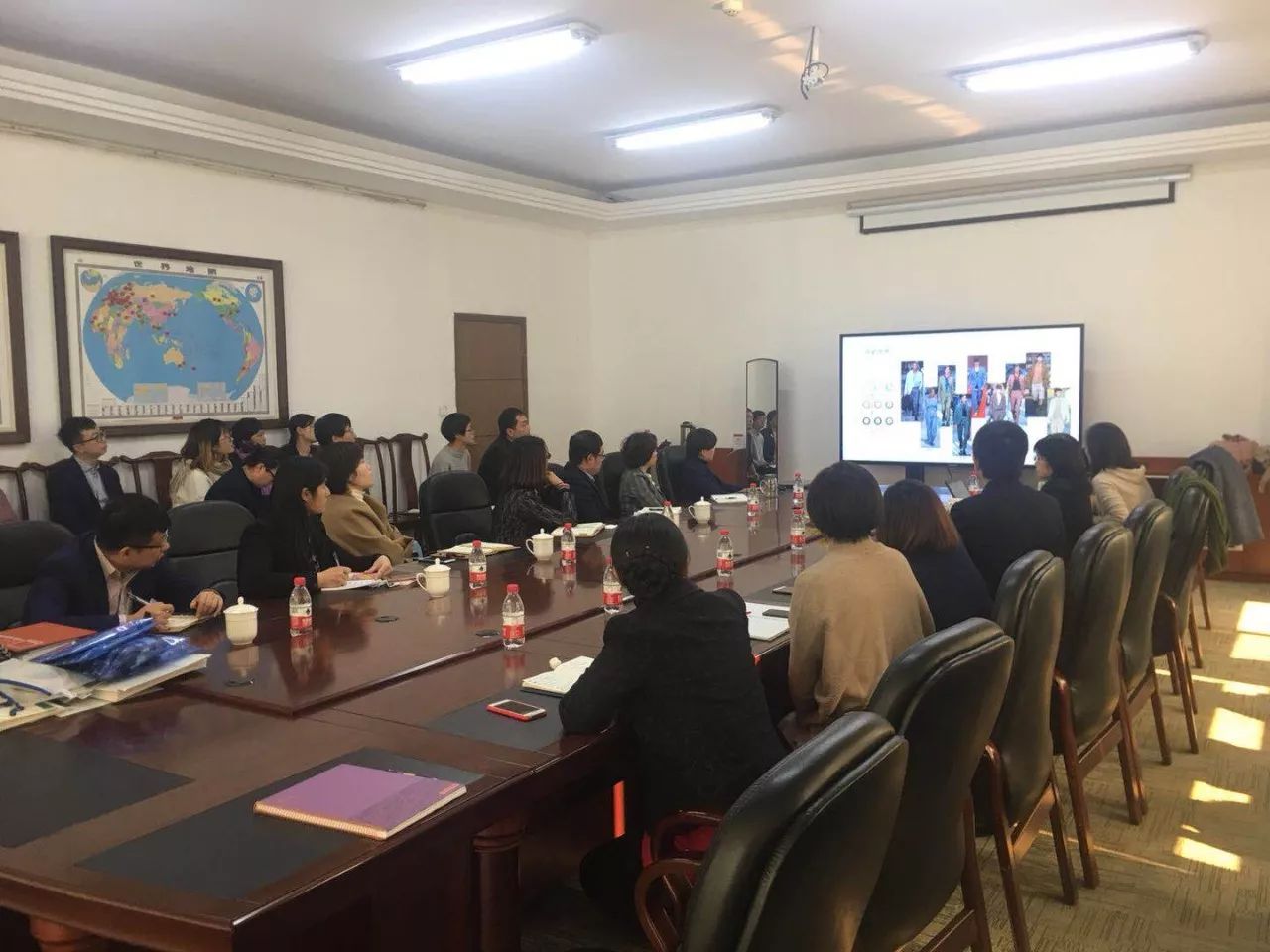 用衣服辅料做创意时装,有哪些面料衣服舒服又好看