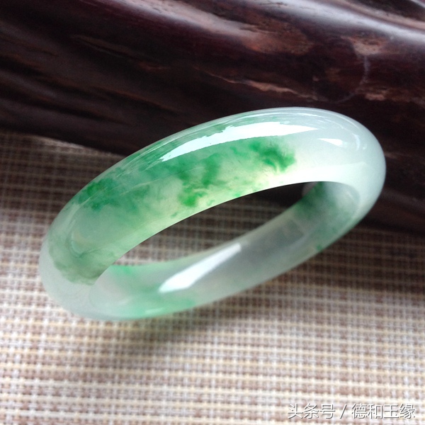 翡翠飘花手镯有几种,翡翠飘花手镯的最高境界