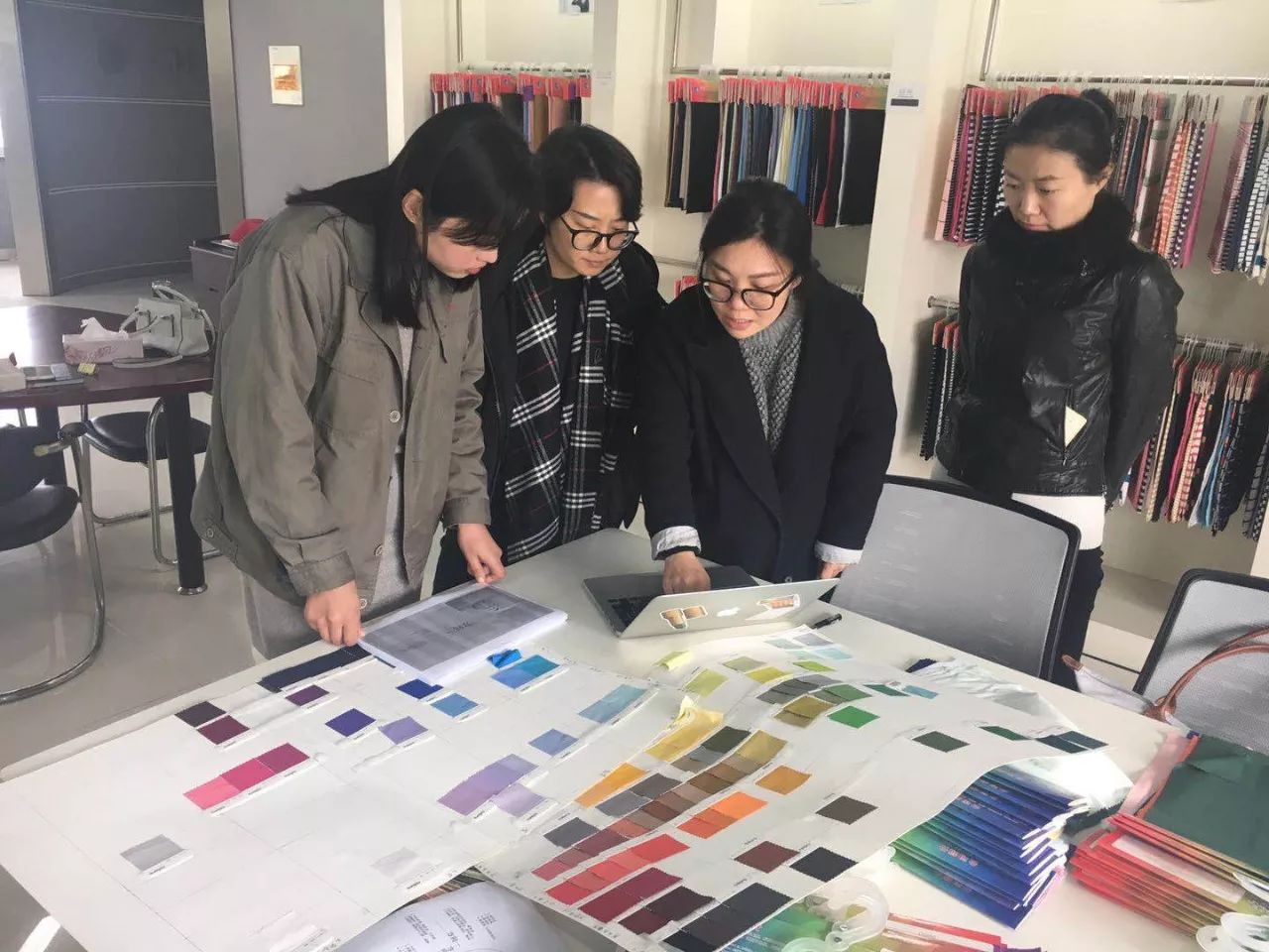 用衣服辅料做创意时装,有哪些面料衣服舒服又好看