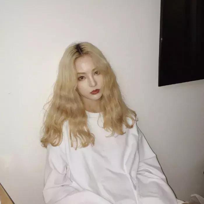 圆脸妹短发显瘦发型设计,圆脸适合什么发型减龄又显瘦