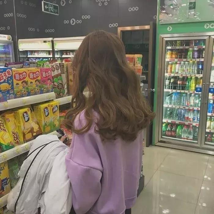 圆脸妹短发显瘦发型设计,圆脸适合什么发型减龄又显瘦