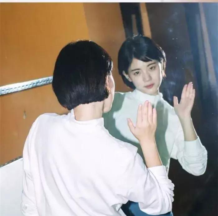 圆脸妹短发显瘦发型设计,圆脸适合什么发型减龄又显瘦