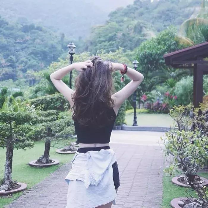 圆脸妹短发显瘦发型设计,圆脸适合什么发型减龄又显瘦