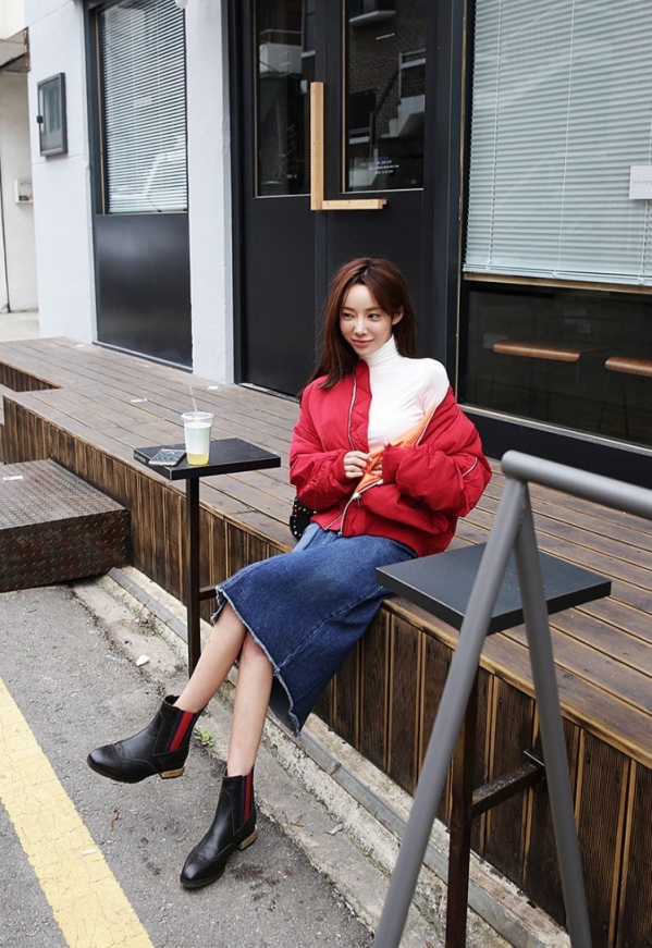 红色的修身中长款棉衣有哪些款式,红色拼接羊羔毛棉衣外套怎么搭配