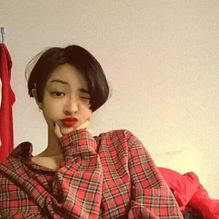 圆脸妹短发显瘦发型设计,圆脸适合什么发型减龄又显瘦