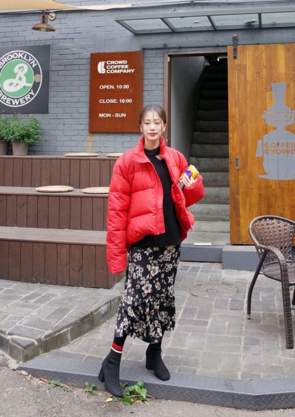 红色的修身中长款棉衣有哪些款式,红色拼接羊羔毛棉衣外套怎么搭配