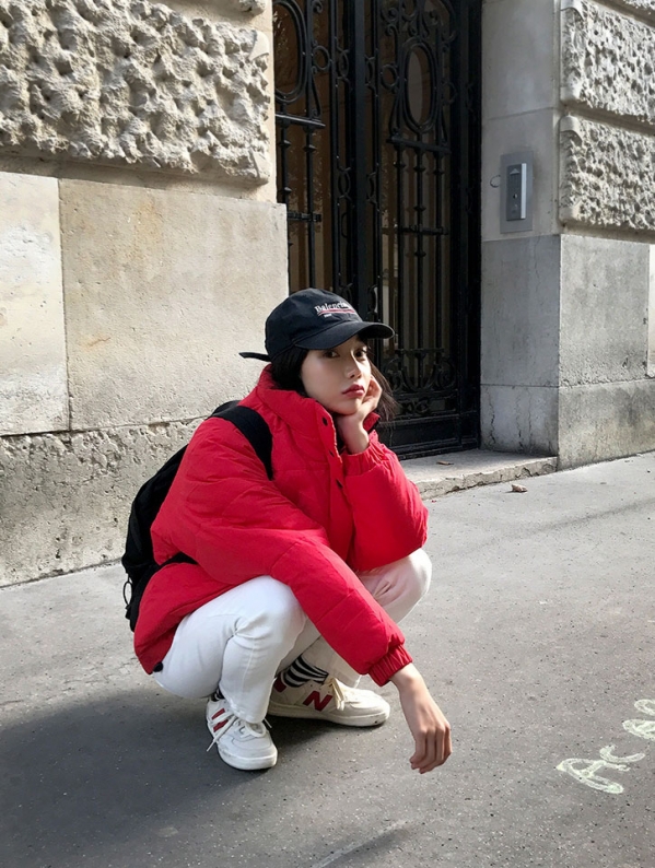 红色的修身中长款棉衣有哪些款式,红色拼接羊羔毛棉衣外套怎么搭配