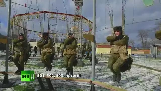 空降兵跳伞为什么要双腿弯曲,空降兵在跳伞的过程中有危险吗