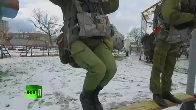 空降兵跳伞为什么要双腿弯曲,空降兵在跳伞的过程中有危险吗